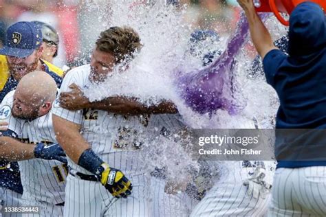 Milwaukee Brewers Scores Photos and Premium High Res Pictures - Getty ...