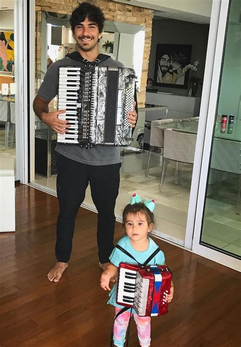 Maria Flor Toca Sanfona E Rouba A Cena Em Clique De Hugo Moura