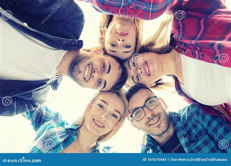 Mejores Amigos Sonrientes Tomando Selfie Al Aire Libre Imagen De