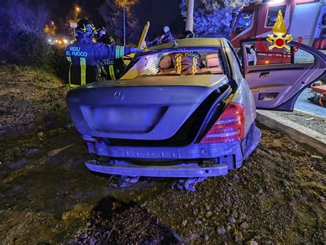 Latina Incidente Tra Due Vetture Ferita Una Persona Mondoreale