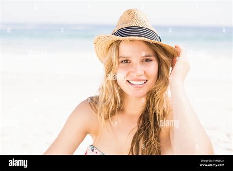 Retrato De Mujer Bonita En Bikini Y Sombrero Sentado En La Playa