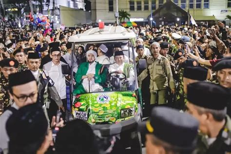 Masyarakat Tumpah Penuhi Alun Alun Kota Jember Bersholawat Dan Doa