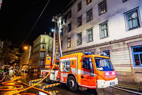 Hilferufe Aus Brennendem Wohnhaus Feuerwehr Rettet Festsitzende Bewohner