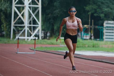 Foto Kata Emilia Nova Usai Jadi Perempuan Pertama Pembawa Bendera Di