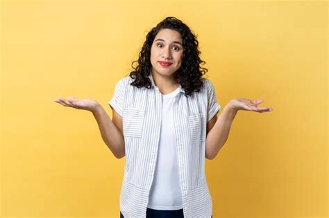 Mujer De Pie Con Los Brazos Levantados Mirando Hacia Otro Lado Y No