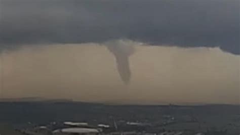 Nuvem funil que tem potencial de virar tornado é flagrada em PE