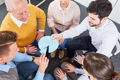 Esercizio Del Gruppo Di Lavoro Di Affari Per Il Team Building