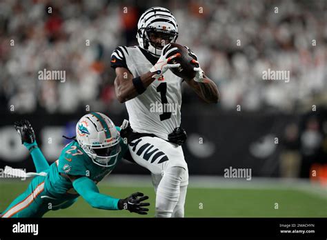 Cincinnati Bengals Jamarr Chase 1 Makes A Catch Against Miami