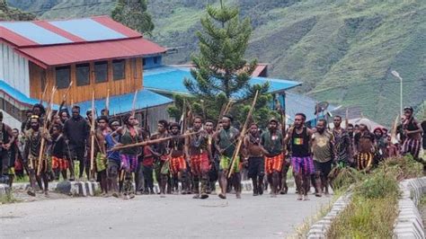 Pemilu Di Puncak Jaya RICUH Polisi Massa Pendukung Caleg Saling