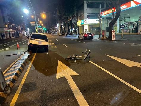 台中男騎youbike疑搶黃燈被剛起步轎車撞上 母親目睹愛子慘死 社會 自由時報電子報