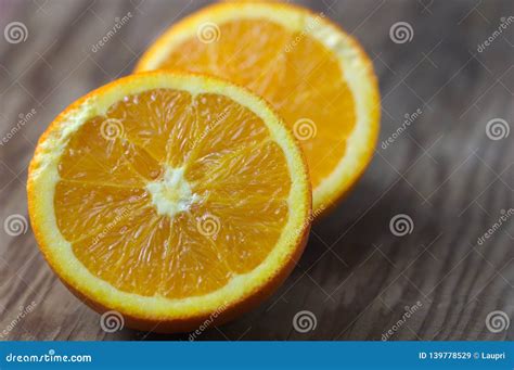 Dos Mitades De La Naranja En Una Tabla De Madera Imagen De Archivo