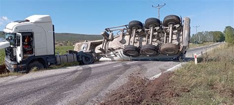 Tokat ta makas atan tırın dorsesi yan yattı