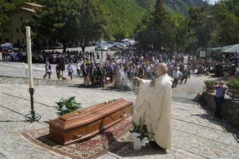 Montefortino più di mille persone ai funerali di padre Pietro Lavini