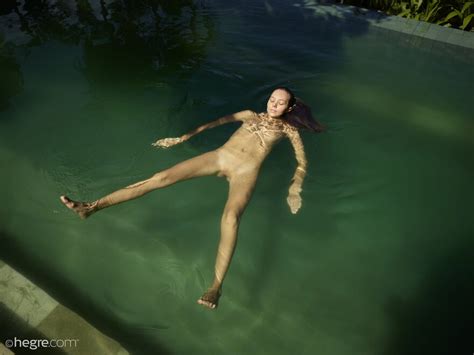 Amateur Girl Clover Naked Pool Art Px Porn Pic