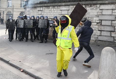 Diapo Gilets Jaunes L Acte Xiii En Dix Photos Insolites