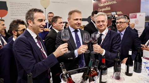 Vinitaly Lollobrigida Visita Il Padiglione Calabria Con Occhiuto E Gallo