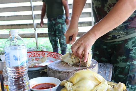 Mão Do Cozinheiro Chefe Soldado Masculino is Que Usa Uma Faca Para