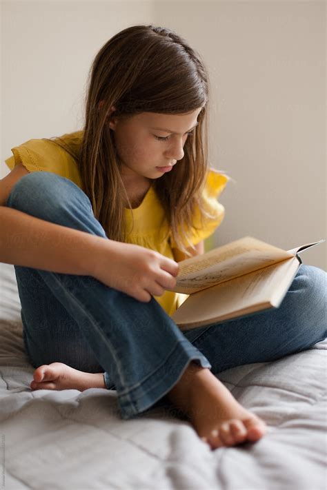 «girl Sitting On Bed Reading A Book Del Colaborador De Stocksy «amanda