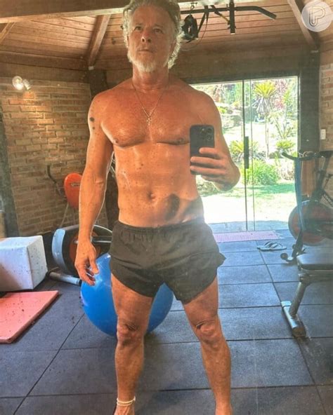 Corpo sarado de Marcello Novaes aos 61 anos chama atenção em foto sem