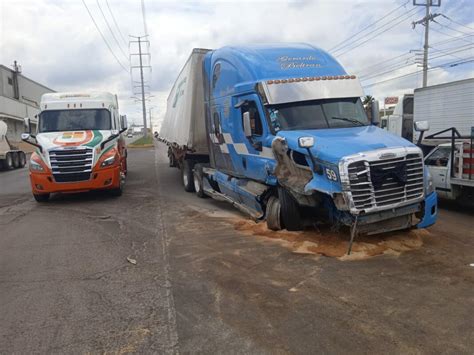 Aparatoso choque de trailers en la carretera Cuahuhtémoc Nuestras