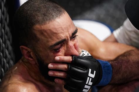 Ufc Fighters Call For New Gloves After Eye Poke Ending At Ufc Vegas 21