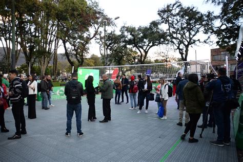 Se inauguró en Colombia la primera cancha de voleibol del mundo hecha