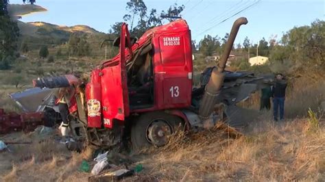 Un camión que llevaba una carga de pollo se embarranca en la carretera