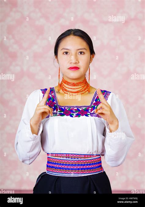 Mujer Joven Portando Vestimenta Tradicional Andino Mirando La C Mara