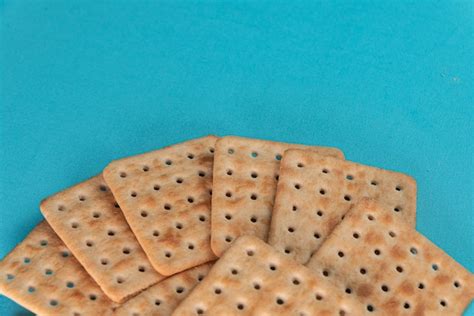 Galletas De Sal Sobre El Fondo Azul Foto Gratis