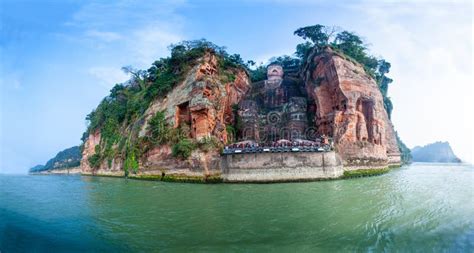 Visie Op Het Boeddha Standbeeld In Leshan China Leshan Buddha Is