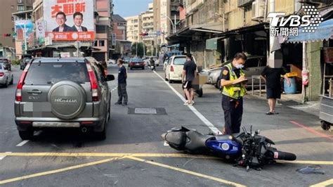 轉彎不讓直行！轎車撞機車慘摔後車又輾 騎士脊椎嚴重受傷│新北三峽│車禍│轉彎車│tvbs新聞網