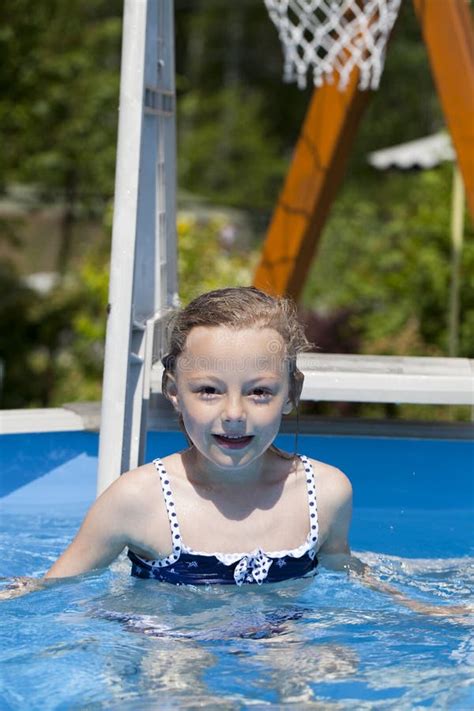 Muchacha Del Niño En Bikini Azul Cerca De La Piscina Verano Caliente Imagen de archivo Imagen