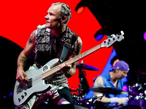 Flea de los Red Hot Chili Peppers apoyó las movilizaciones en Chile Radio Concierto Chile