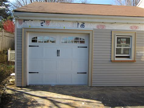 Chiohd Model 5216 Steel Carriage House Style Garage Door In White With Cascade Glass And Flat