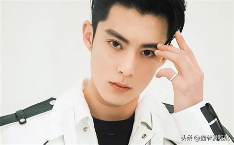 Who is Wang Hedi's girlfriend?The girlfriend outside the circle is ...