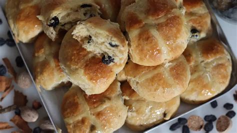 Hot Cross Bun The History Of Hot Cross Buns From Pagan Mystery To Easter Icon Food News News
