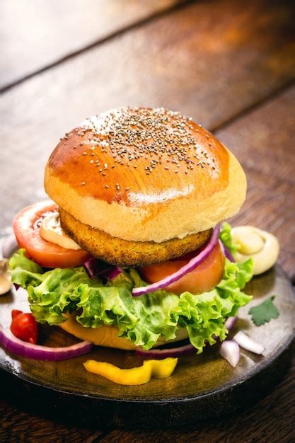 Hambúrguer vegano feito pão sem leite hambúrguer de cenoura