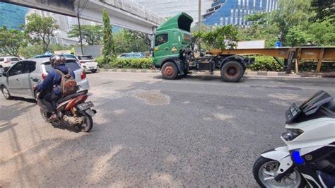 Kecelakaan Hari Ini Di Jakarta Pemotor Tewas Terlindas Transjakarta Di