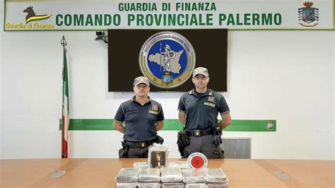 Viaggiava In Furgone Con Chili Di Droga Con Il Volto Del Padrino