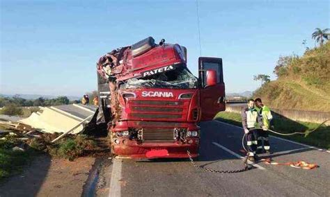 Carreta Tomba E Motorista Fica Ferido Na Br Em Cambu Gerais