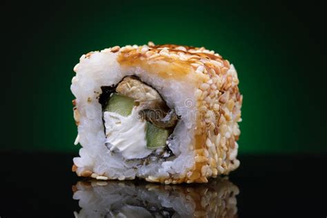 Rolls Von Unagi Maki Mit Gurke Aal Indischem Sesam Und Roten Fischen