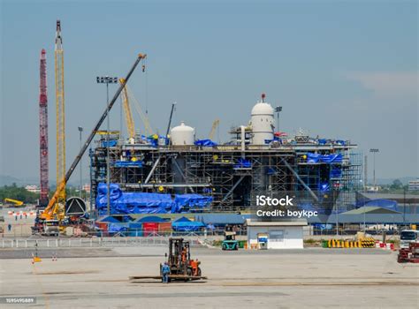 Construction Site Oil Rig Building Stock Photo - Download Image Now ...