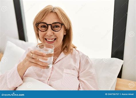 Mujer Rubia De Mediana Edad Sonriendo Feliz Bebiendo Un Vaso De Agua En