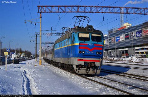 CHS4-084 Ukrzaliznytsya (Ukrainian Railways) CHS4 at Kyiv, Ukraine by ...