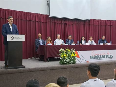 Patronato Proeducación del Municipio de Ahome entrega 469 becas a niños