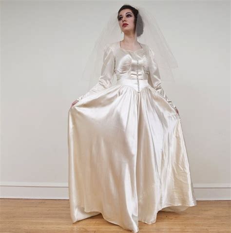 Pin By Pierre Dst On Maxi Robes Wedding Dresses Satin 1940s Wedding