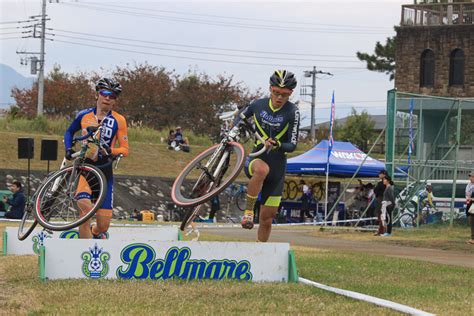 4・5位闘いを繰り広げる中里 仁（lemonade Bellmare） と代田和明（pax Project） Cyclowired