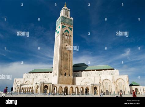 La Mezquita De Hassan Ii Una De Las Mezquitas Más Grandes Del Mundo