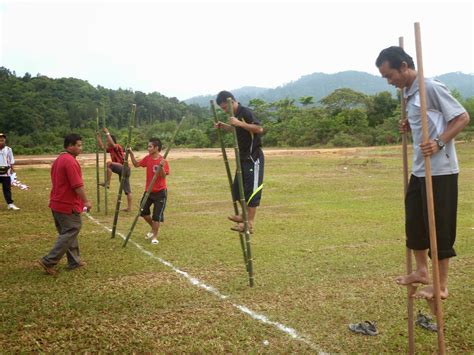 this is pantai timur: THE SCARY AND INTERESTING '' KAKI HANTU '' OR STILT WALK GAMES