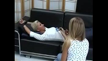 Eva le hace cosquillas en el sofá XVIDEOS